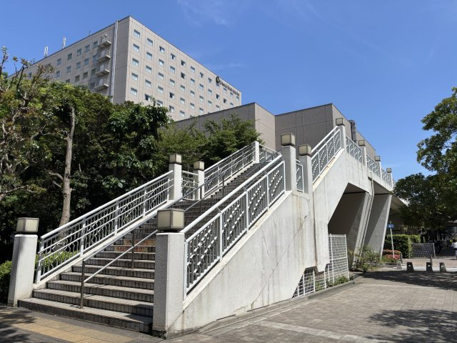 駅からペデストリアンデッキで敷地にアクセスできます②
