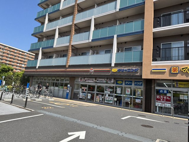 隣地のコンビニと薬局