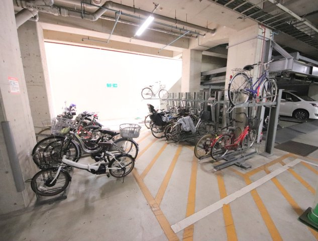 OMマンション東生駒の駐車場