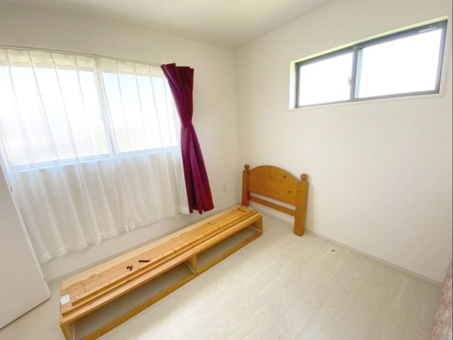 糟屋郡粕屋町大字上大隈　中古戸建の洋室|2面採光の明るい洋室！