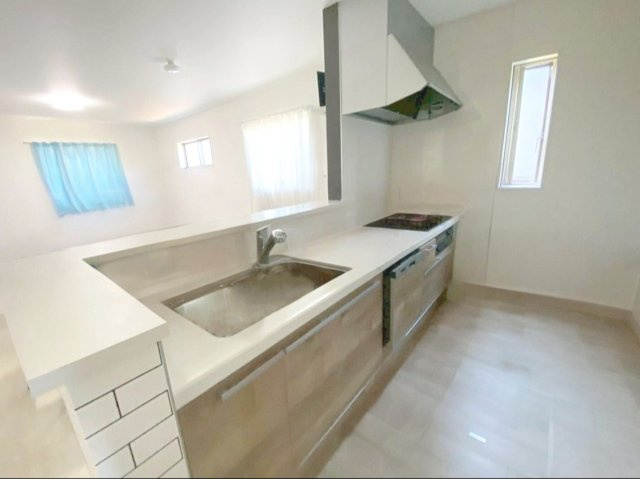 糟屋郡粕屋町大字上大隈　中古戸建のキッチン|システムキッチンでお手入れ簡単！窓付きで換気も手軽です！
（※AI加工により家具・小物を消去しています）