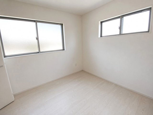 糟屋郡粕屋町大字上大隈　中古戸建の洋室|2面採光の明るい洋室！
（※AI加工により家具・小物を消去しています）