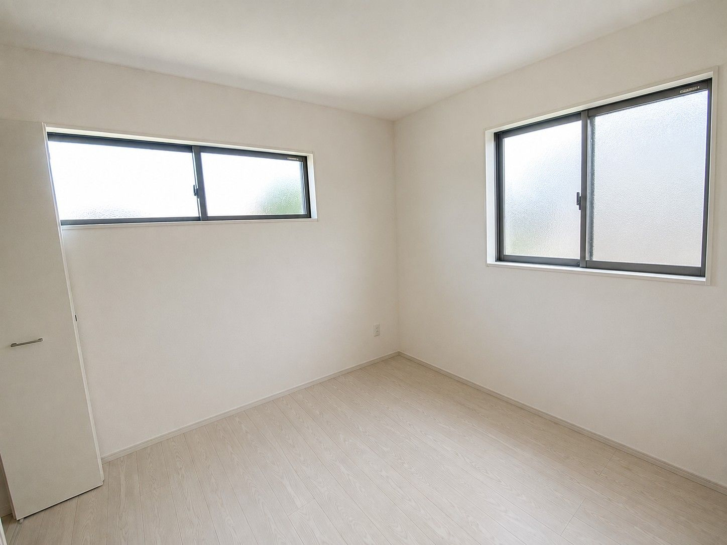 糟屋郡粕屋町大字上大隈　中古戸建の洋室|シンプルで使い勝手の良いお部屋です！
（※AI加工により家具・小物を消去しています）