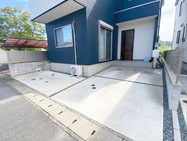糟屋郡粕屋町大字上大隈　中古戸建の駐車場|L字型の駐車場です！車種により2台駐車可能！
