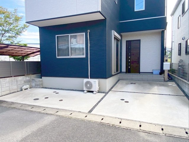糟屋郡粕屋町大字上大隈　中古戸建の駐車場|前面道路との高低差もなく、スムーズに車の出し入れができます！