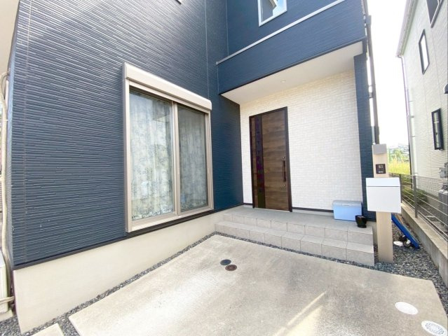 糟屋郡粕屋町大字上大隈　中古戸建の外観|玄関ポーチは雨を遮る屋根付きです！