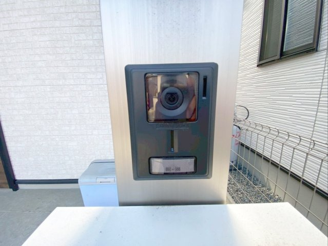 糟屋郡粕屋町大字上大隈　中古戸建の防犯設備|モニター付きインターホンです！来訪者の顔を室内から確認できるため、不審者との対面を防げて安心ですね！