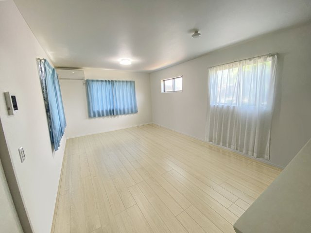糟屋郡粕屋町大字上大隈　中古戸建の居間・リビング|三方向から自然光が差し込むリビングです！
（※AI加工により家具・小物を消去しています）