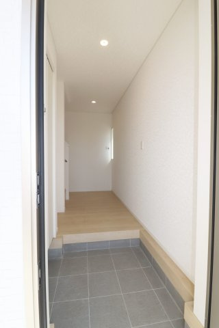 郡山市安積町笹川字高石坊　　　２号棟　　永盛小学校、安積中学区の玄関|※同社施工例