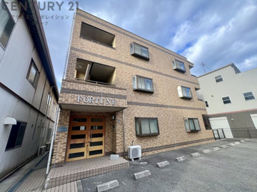 オートロックで外部の人間が簡単に出入りできないため安心です。