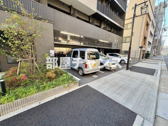 プレサンス伏見アーバンベースの駐車場