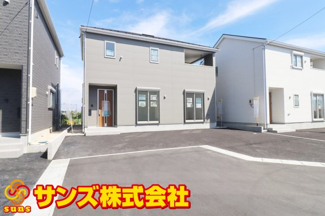 郡山市安積町笹川字高石坊　　　４号棟　　永盛小学校、安積中学区の外観|南西側から見た駐車場を含む外観♪