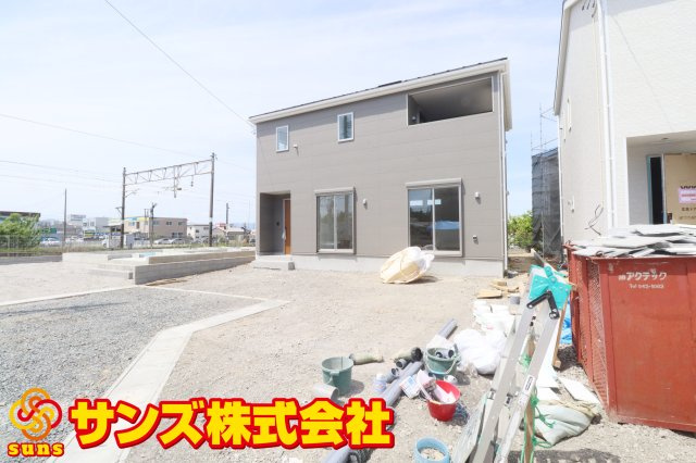 郡山市安積町笹川字高石坊　　　４号棟　　永盛小学校、安積中学区の外観|南側前面道路