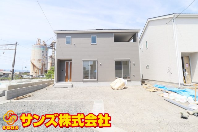 郡山市安積町笹川字高石坊　　　４号棟　　永盛小学校、安積中学区の外観|東側前面道路