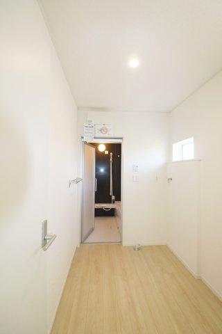 郡山市安積町笹川字高石坊　　　６号棟　　永盛小学校、安積中学区の洗面所