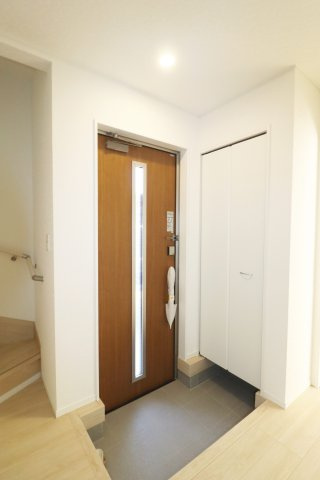 郡山市安積町笹川字高石坊　　　６号棟　　永盛小学校、安積中学区の玄関