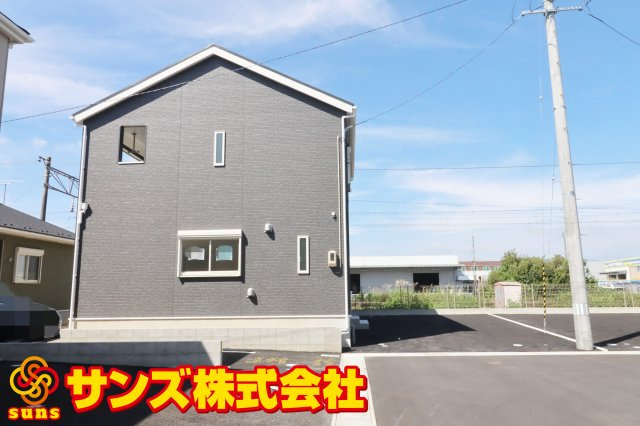 郡山市安積町笹川字高石坊　　　６号棟　　永盛小学校、安積中学区の外観|東側から見た駐車場を含む外観♪