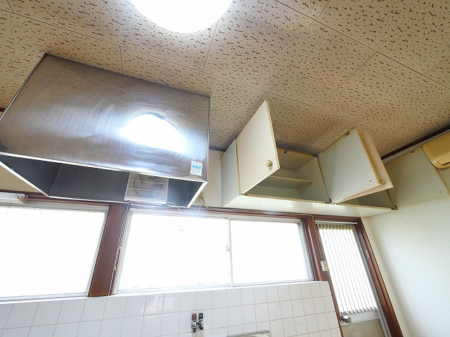 東九条町戸建（793-8）のキッチン|キッチン上部には収納があります