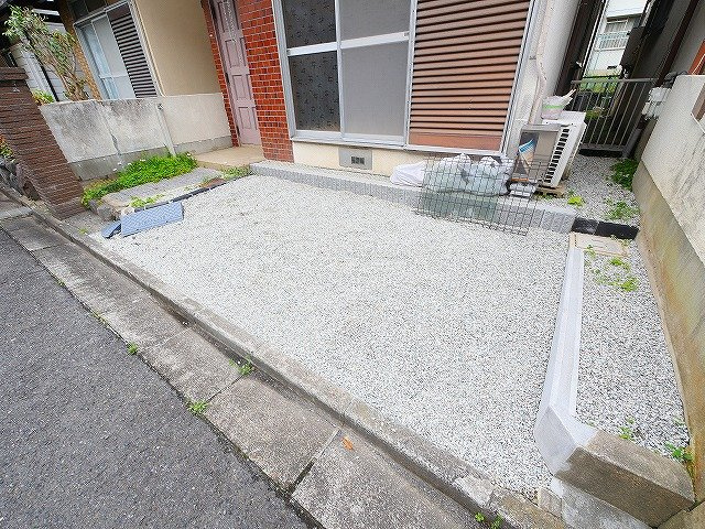 東九条町戸建（793-8）の駐車場|駐車場に車を止められます