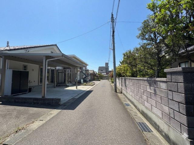 東区中山6丁目　中古戸建の前面道路含む現地写真