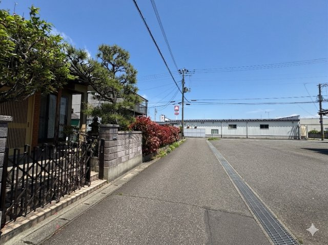 東区中山6丁目　中古戸建の前面道路含む現地写真