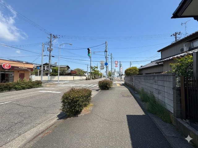 東区中山6丁目　中古戸建の前面道路含む現地写真
