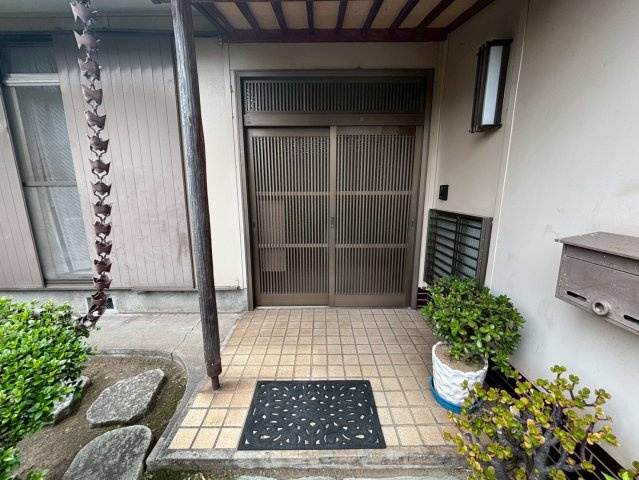 富津市二間塚　作業所兼居宅の玄関