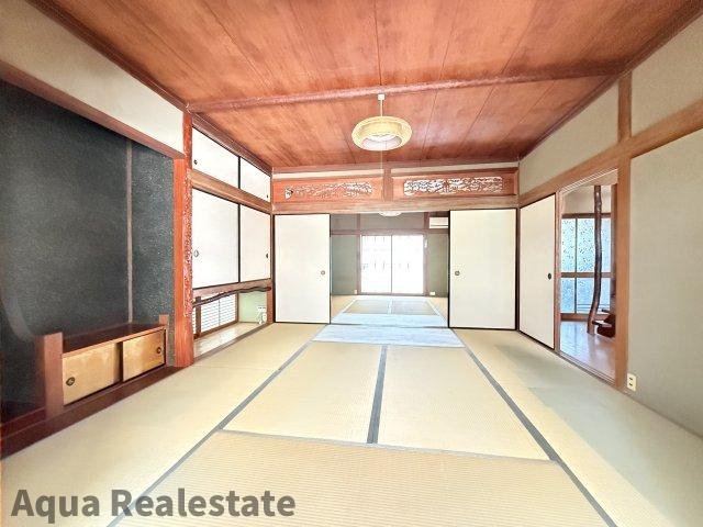 坂出市谷町　中古住宅の居間・リビング|ゆったりとしたリビングです　玄関入って左手の和室