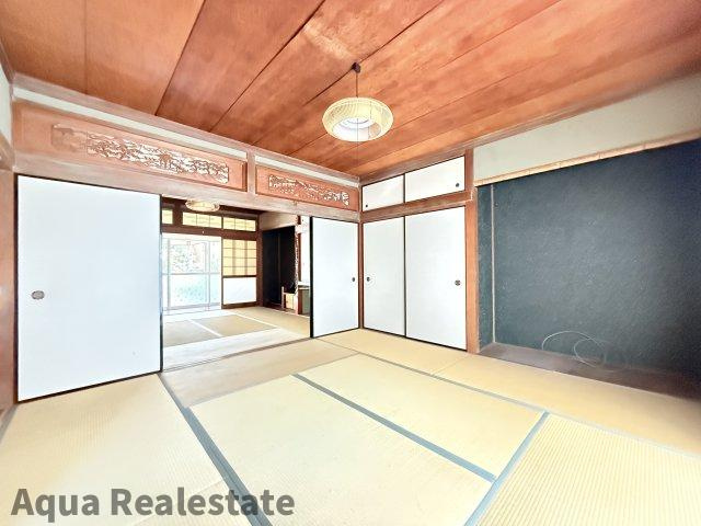 坂出市谷町　中古住宅の居間・リビング|和室があると落ち着いた雰囲気になりますね　玄関入って左手の和室