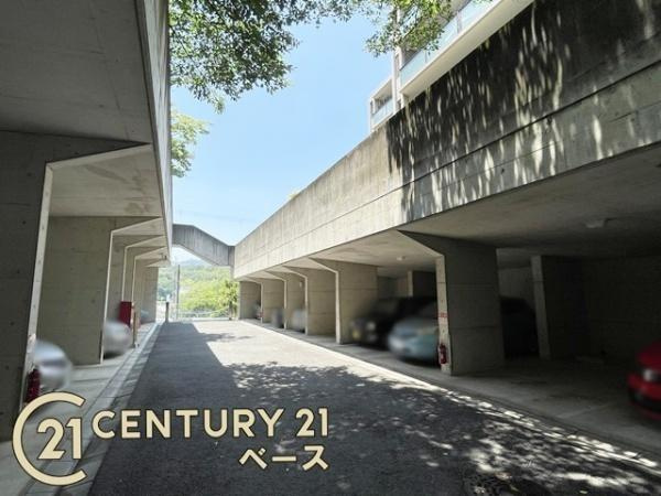 ローレルコート萩の台 ４号棟の駐車場|■現地撮影写真■