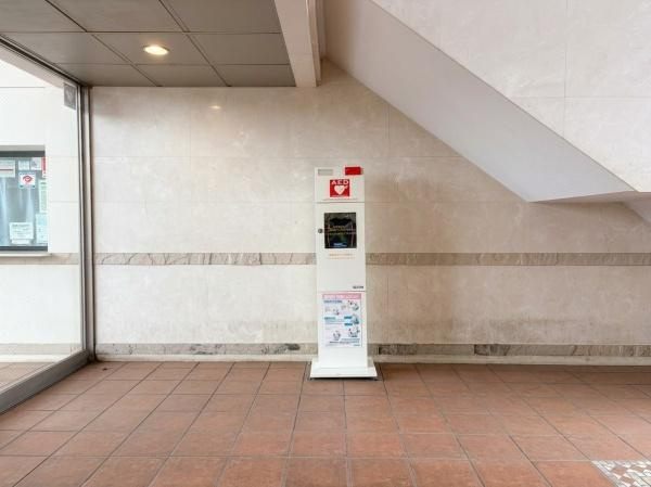 クリオ新横浜北参番館のその他共用部分|上質なマンションロビーです。AED完備されてます。