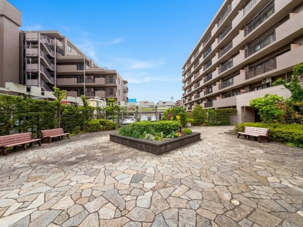 クリオ新横浜北参番館の庭|マンション中庭です。ベンチ完備で憩いの場です。