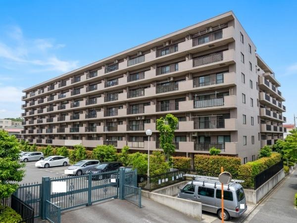 クリオ新横浜北参番館のその他|緑溢れるマンション外観です。
※AI加工が施されています。