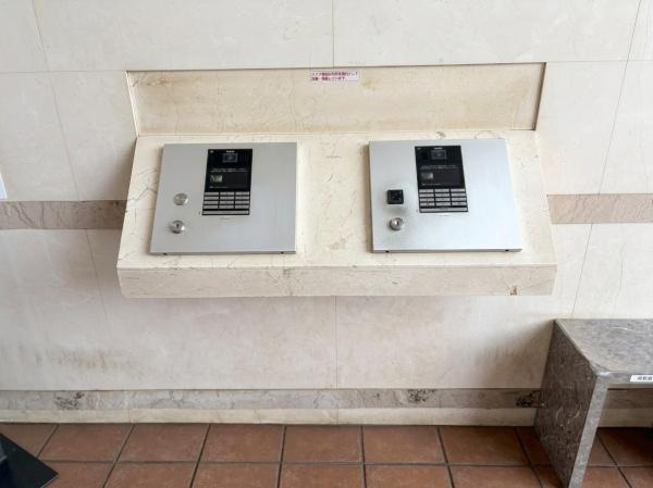 クリオ新横浜北参番館のその他共用部分|オートロックです。デザイン性の高いエントランスロビーです！