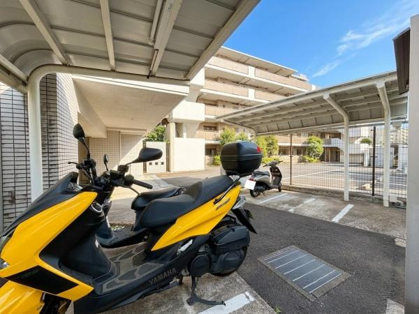 エル・ステージ希望が丘の駐車場|バイク置き場完備です。