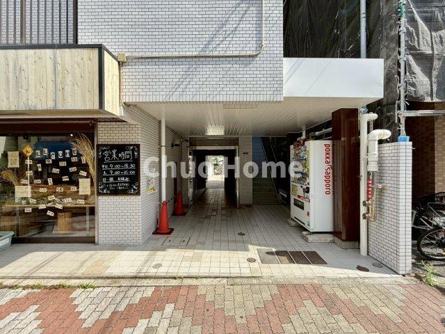 キャッスルマンションお花茶屋のエントランス|【エントランス】マンションのエントランスは、その物件の印象を決める、顔とも言える場所です。毎日通る場所ですからきれいなのが一番です。