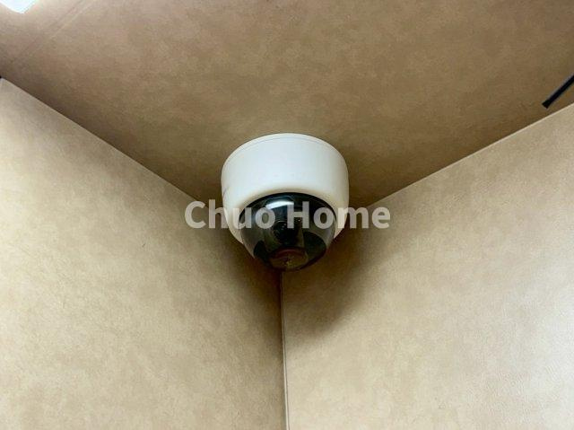 キャッスルマンションお花茶屋の防犯設備|【防犯カメラ】何かあった時の大事な証拠になることももちろんなりますが、防犯というくらいですので大事なのは防犯カメラがあることによって抑止力につながることですよね。