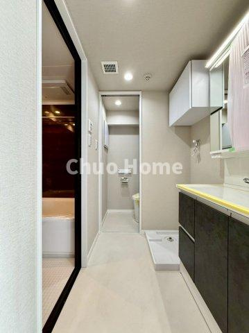 キャッスルマンションお花茶屋の脱衣所|【洗面所】明るい洗面所は朝をすっきりさせてくれる空間です。バタバタしている忙しい朝でも収納が多い洗面台では短い時間で効率良く支度ができます。