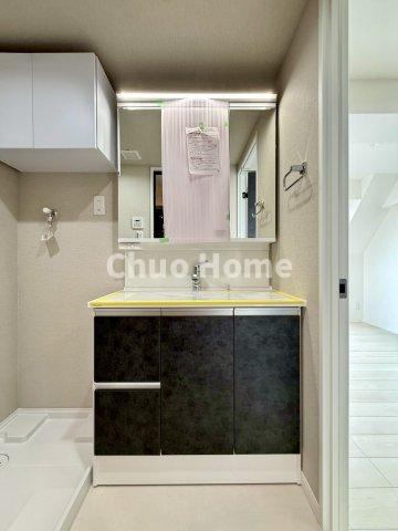 キャッスルマンションお花茶屋の独立洗面台|【洗面化粧台】洗面化粧台には三面鏡を採用。身だしなみを整えやすい事はもちろんですが、鏡の後ろに収納スペースを設ける事により、散らかりやすい洗面スペースをすっきりさせる事が出来るのも嬉しいですね