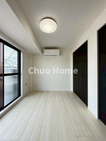 キャッスルマンションお花茶屋の洋室|【洋室】快適に過ごす条件は、一人ひとり違います。だからこそ飾り過ぎないシンプルな内装と偏り過ぎないデザインで統一しております。居住していく中でオーナー様だけの【マイホーム】に創り上げて下さい