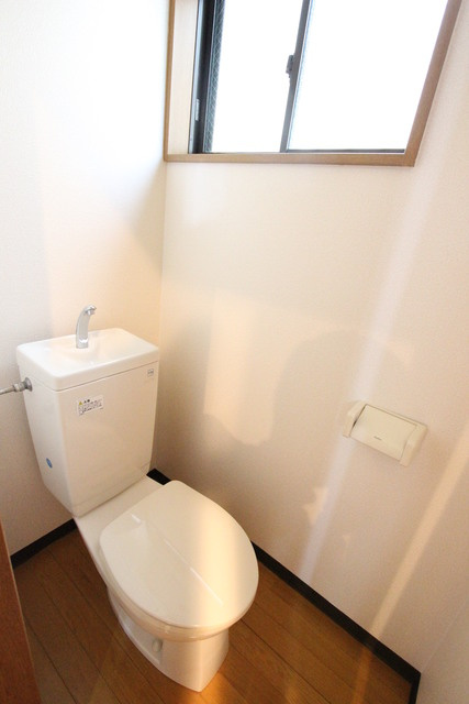 六ツ師中屋敷６２５－１貸家のトイレ|落ち着いた色調のトイレです