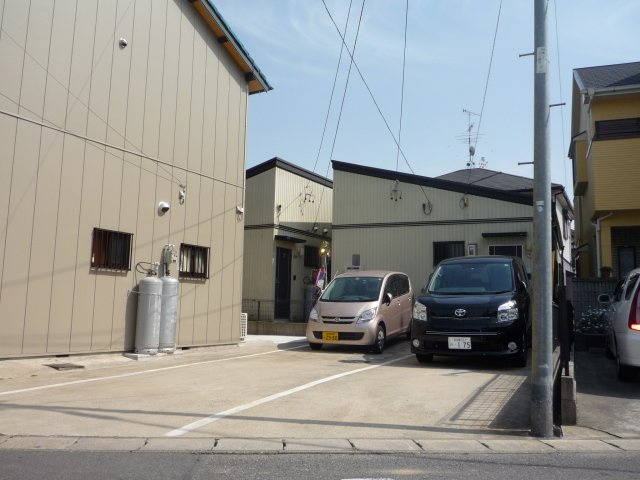 六ツ師中屋敷６２５－１貸家の駐車場|前面駐車場1台付いています。