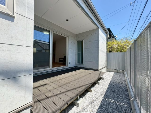 「津波ハザード外の高台」高知市横浜西町　新築戸建のその他|ウッドデッキで外遊び♪目隠しフェンス付きで視線を気にせずBBQも！