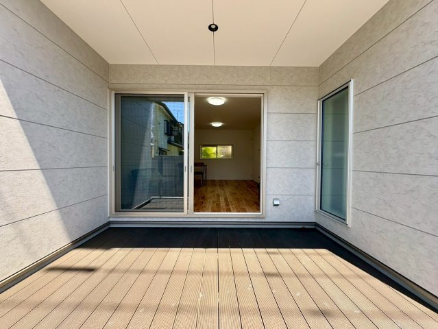 「津波ハザード外の高台」高知市横浜西町　新築戸建のその他|「外と中が繋がる贅沢」リビング直結の屋根付デッキで、自分たちだけの休日を。