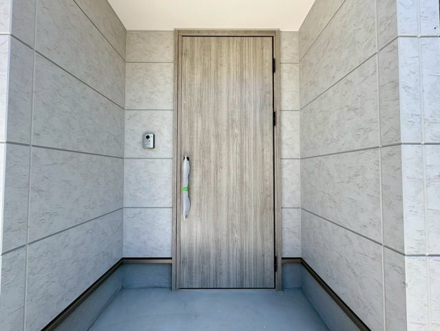 「津波ハザード外の高台」高知市横浜西町　新築戸建の玄関|「毎日帰るのが楽しみに」落ち着いた質感の玄関。スマートキー対応で利便性も確保