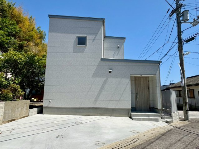 「津波ハザード外の高台」高知市横浜西町　新築戸建の外観|青空に映えるスタイリッシュな邸宅。並列駐車も楽々ゆとりの敷地が魅力