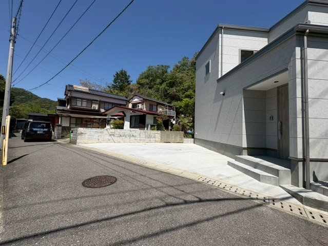 「津波ハザード外の高台」高知市横浜西町　新築戸建の前面道路含む現地写真
