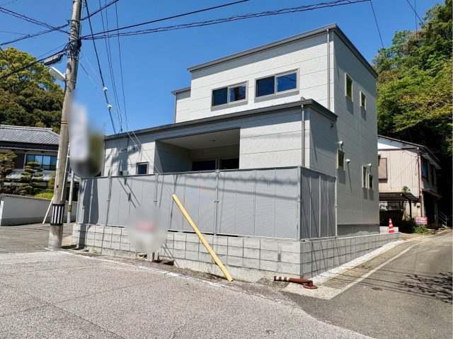 「津波ハザード外の高台」高知市横浜西町　新築戸建の外観|家族のくつろぎスペースとしても使えるウッドデッキ付き。駐車2台可能