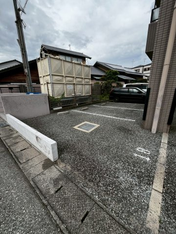 グレイスコート直井の駐車場