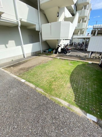 フローラル良元の駐車場
